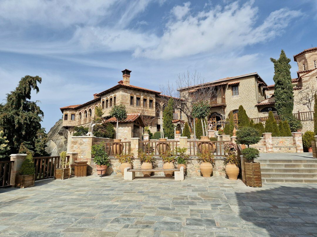 celebrity luxurious mansion exterior